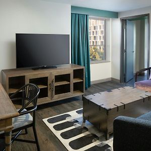 Junior Queen Suite City view